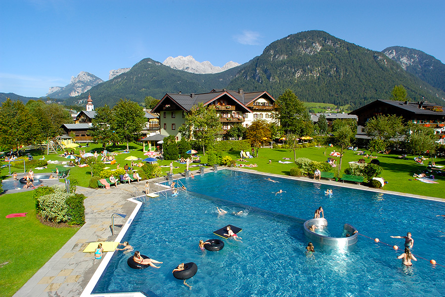 Baden im Steinbergbad Lofer